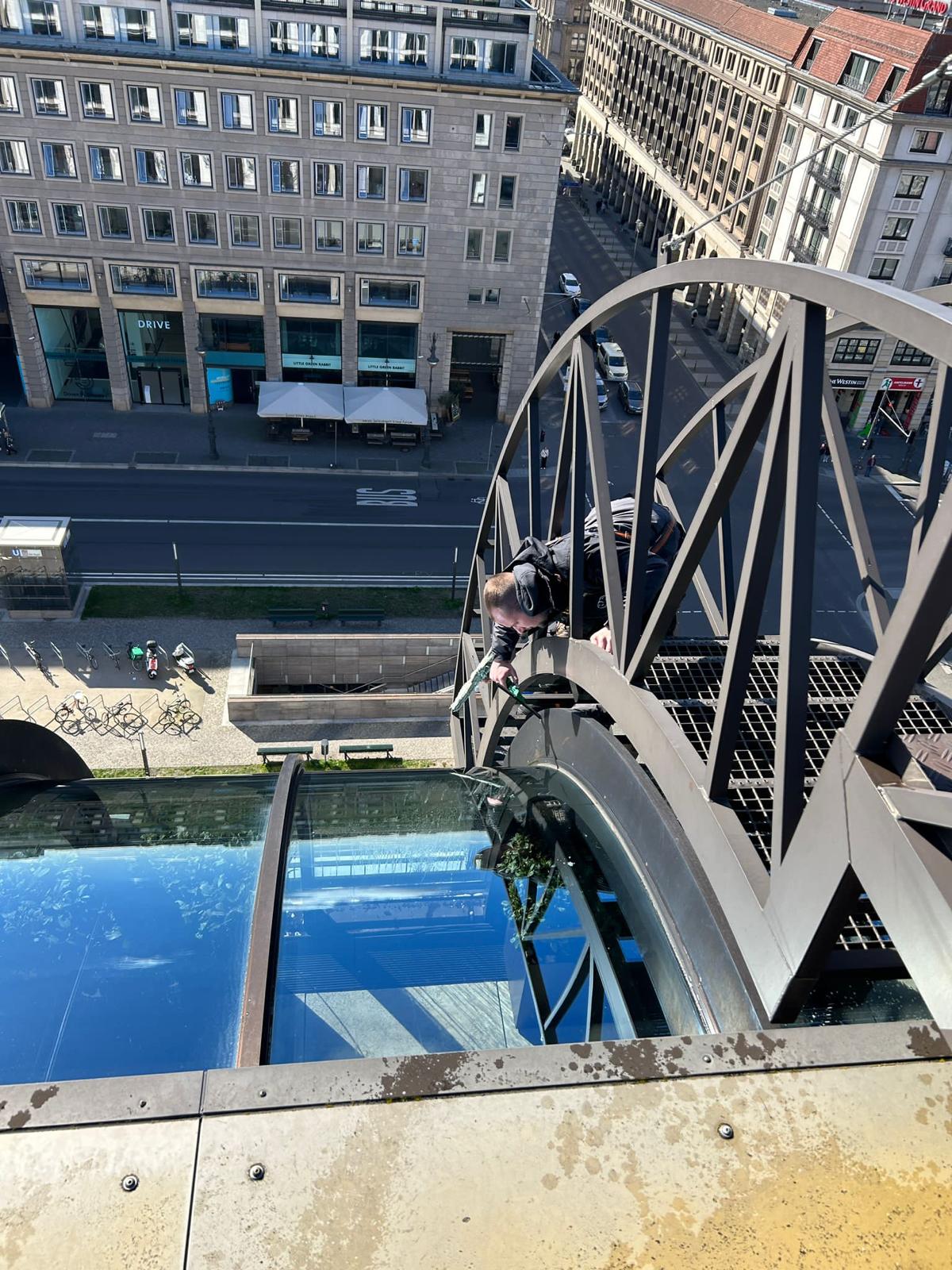 Fensterreinigung auf Dach in Berlin von Glasreinigung Hübner aus Schöneweide