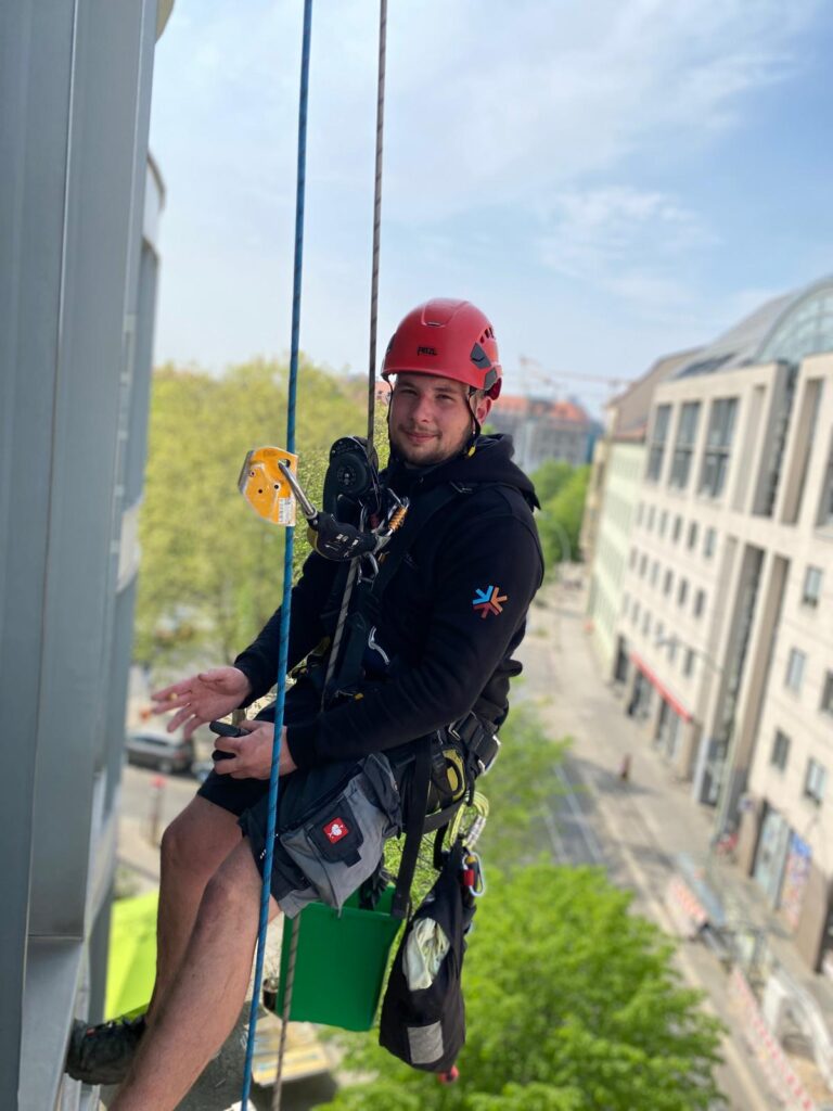 Kletterarbeiten in Berlin um Glasfenster in Gewerbe zu reinigen