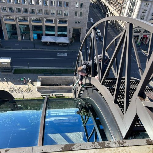 Fensterreinigung auf Dach in Berlin von Glasreinigung Hübner aus Schöneweide