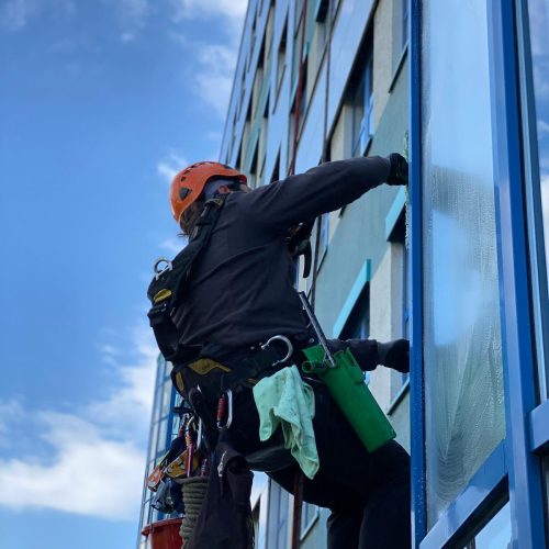 Fensterreinigung mit Kletterarbeiten im Industriepark in berlin