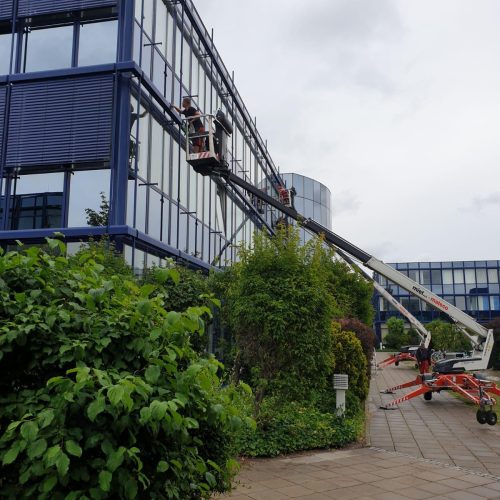 Fensterreinigung mit Kran in Berlin